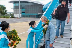 Chào đón 29 du khách quốc tế đầu tiên đến sân bay quốc tế Đà Nẵng sau đại dịch COVID-19. (Ảnh: TTXVN phát)
