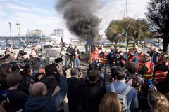 Công nhân tham gia đình công tại nhà máy lọc dầu Gravenchon-Port-Jerome ở Normandy, Pháp, ngày 12/10. (Ảnh: AFP/ TTXVN)