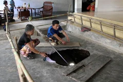 “Hố tử thần” tại sân của gia đình anh Lương Văn Bình, bản Na Noong, xã Châu Hồng (Quỳ Hợp, Nghệ An). (Ảnh: Văn Tý/TTXVN)