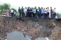 Phó Thủ tướng Lê Văn Thành kiểm tra công tác khắc phục tại tuyến đường Quốc lộ 15D đoạn đi qua xã A Ngo, huyện miền núi Đakrông. (Ảnh: Thanh Thủy/TTXVN)