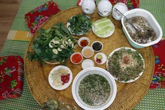 Gỏi tôm sông Đà là món ăn được đồng bào dân tộc Thái dành để thiết đãi khách quý khi đến nhà. (Ảnh: Hữu Quyết/TTXVN)