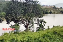 Hiện trường phát hiện nạn nhân tử vong trôi vào bờ. (Nguồn: baobinhphuoc.vn)