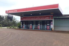 Một trạm xăng dầu tại xã Phú Nghĩa, huyện Bù Gia Mập treo bảng "hết xăng". (Ảnh: K GỬIH/TTXVN)