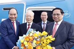 Các vị Ủy viên Bộ Chính trị: Nguyễn Xuân Phúc, Chủ tịch nước; Phạm Minh Chính, Thủ tướng Chính phủ tặng hoa, tiễn Tổng Bí thư Nguyễn Phú Trọng lên đường thăm chính thức Trung Quốc.(Ảnh: Thống Nhất/TTXVN)