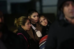 Người thân chờ đợi thông tin về các thợ mỏ tại hiện trường vụ nổ gây sập hầm lò ở thị trấn Amasra, tỉnh Bartin, Thổ Nhĩ Kỳ ngày 15/10. (Ảnh: THX/TTXVN)