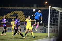 Một pha bóng lộn xộn trước khung thành đội Sài Gòn FC. (Ảnh: TTXVN phát)