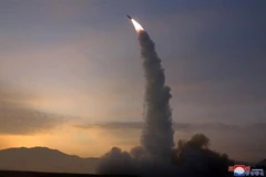 Một vụ phóng thử tên lửa Hokkaido, do đơn vị tác chiến hạt nhân chiến thuật thuộc Quân đội Nhân dân Triều Tiên tiến hành, tại địa điểm không xác định. (Ảnh: AFP/TTXVN)