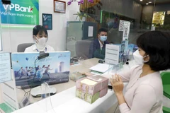 Khách hàng giao dịch tiền gửi tại Ngân hàng TMCP Việt Nam Thịnh Vượng. (Ảnh minh họa: Trần Việt/TTXVN)