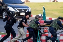 Chuyển người bị thương trong vụ xả súng nhằm vào một nhà trẻ ở quận Na Klang, tỉnh Nong Bua Lamphu, miền Đông Bắc Thái Lan ngày 6/10. (Ảnh: newsdrum/TTXVN)