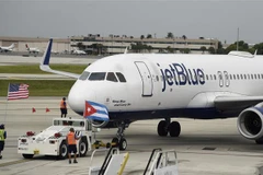 Máy bay của Hãng hàng không Mỹ JetBlue chuẩn bị cất cánh trong hành trình tới Cuba, từ sân bay quốc gia Fort Lauderdale, bang Florida (Mỹ). (Ảnh: AFP/TTXVN)