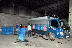 Lực lượng chức năng thu giữ phương tiện vận chuyển và nhiều bình gas đã được đóng niêm màng co, dán tem chuẩn bị đưa đi tiêu thụ. (Ảnh: TTXVN)