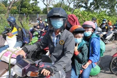 Hàng ngàn người dân từ Thành phố Hồ Chí Minh và các tỉnh lân cận, phần lớn là công nhân và lao động tự do thất nghiệp nhiều tháng nay, đã đổ về quê từ sáng sớm ngày 1/10. (Ảnh: Bùi Giang/TTXVN)