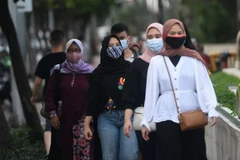 Người dân đeo khẩu trang phòng lây nhiễm COVID-19 tại Jakarta (Indonesia). (Ảnh: THX/TTXVN)