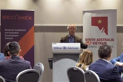 Ông John Ellis, Giám đốc Thị trường quốc tế của Cơ quan Thương mại và Đầu tư bang Nam Australia, phát biểu tại diễn đàn. (Ảnh: Diệu Linh/TTXVN)