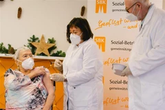 Tiêm vaccine phòng COVID-19 cho người cao tuổi tại một viện dưỡng lão ở Cologne (Đức). (Ảnh: THX/TTXVN)