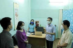 Phó Thủ tướng Vũ Đức Đam trao đổi với lãnh đạo Trường Đại học Khoa học Xã hội và Nhân văn, Đại học Quốc gia Thành phố Hồ Chí Minh. (Ảnh: TTXVN)