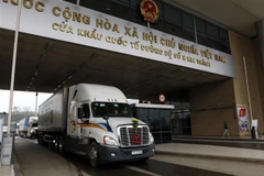 Các xe container chở hàng nông sản chờ làm thủ tục xuất khẩu sang Trung Quốc tại Cửa khẩu quốc tế đường bộ số 2 Kim Thành (Lào Cai). (Ảnh: Quốc Khánh/TTXVN)