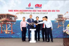 Lãnh đạo Liên doanh Việt-Nga Vietsovpetro thực hiện nghi thức đón dòng dầu đầu tiên từ giàn BK-18A và BK-19. (Ảnh: TTXVN)