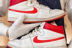 Đôi giày thể thao cũ của Michael Jordan được bán với giá 1,47 triệu USD. (Nguồn: cnn.com)