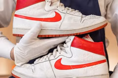Đôi giày thể thao cũ của Michael Jordan được bán với giá 1,47 triệu USD. (Nguồn: cnn.com)