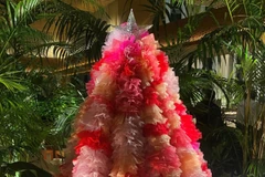 Chiếc váy được thiết kế theo hình cây thông. (Nguồn: japantimes.co.jp)