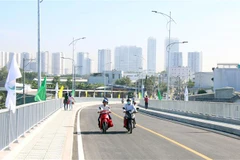 Người dân di chuyển trên Cầu Phước Lộc - dự án có tổng mức đầu tư 405 tỷ đồng tại huyện Nhà Bè (Thành phố Hồ Chí Minh). (Ảnh: Tiến Lực/TTXVN)
