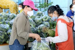 Người dân lựa chọn hàng hóa, thực phẩm tại "Chợ 0 đồng." (Ảnh: Nguyễn Thanh/TTXVN)