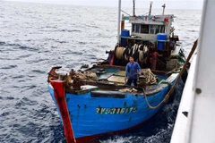 Tàu cá có ngư dân bị nạn. (Ảnh: TTXVN) 