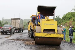 Công ty Quản lý và sửa chữa đường bộ Phú Yên tập trung gia cố tạm các vị trí sụt lún, ổ gà trên Quốc lộ 1A qua huyện Tuy An (Phú Yên). (Ảnh: Phạm Cường/TTXVN)