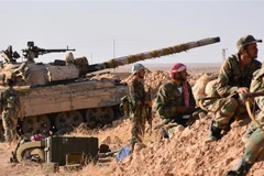 Các lực lượng trung thành với chính phủ Syria trong một chiến dịch tại tỉnh Deir Ezzor. (Ảnh: AFP/TTXVN)