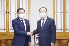 Phó Thủ tướng Lê Minh Khái và Phó Thủ tướng Hàn Quốc Hong Nam-ki. (Ảnh: Doãn Tấn/TTXVN)