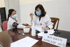 Khám sàng lọc trước khi tiêm vaccine phòng COVID-19 cho nhân viên y tế tại một bệnh viện ở tỉnh Bến Tre. (Ảnh: Huỳnh Phúc Hậu/TTXVN)