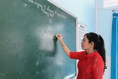 Cô giáo Nguyễn Thị Dạ Thảo - Trưởng Tiểu học Hưng Phong (Bến Tre) được vinh danh trong chương trình "Chia sẻ cùng thầy cô," sáng 20/11. (Ảnh: Huỳnh Phúc Hậu/TTXVN)