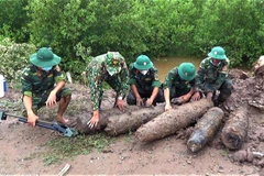 Lực lượng công binh tỉnh Bạc Liêu kiểm tra các quả bom trước khi tiến hành bàn giao cho Lữ đoàn 25 Công binh, Quân khu 9. (Ảnh: Bộ chỉ huy Quân sự tỉnh Bạc Liêu/TTXVN)