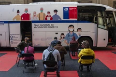 Người dân đợi tiêm chủng vaccine ngừa COVID-19 tại Santiago (Chile), ngày 28/5/2021. (Ảnh: AFP/TTXVN)