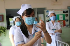 Tiêm vaccine phòng COVID-19 cho nhân viên y tế tại Bệnh viện đa khoa Đồng Tháp. (Ảnh: Chương Đài/TTXVN)