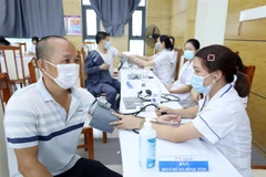 Kiểm tra sức khỏe trước khi tiêm vaccine phòng COVID-19 cho người dân tại Bệnh viện Đa khoa tỉnh Lạng Sơn. (Ảnh: Anh Tuấn/TTXVN)