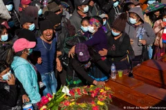 Người thân và bạn bè của các nạn nhân chặn đường bằng những chiếc quan tài. (Nguồn: dw.com)