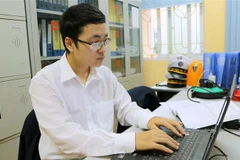 Nguyễn Đức Phát say mê tìm hiểu các thuật toán trong Excel. (Ảnh: Minh Thu/TTXVN)