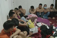 Nhiều thanh niên sử dụng trái phép chất ma túy tại cơ sở ăn uống bị công an phát hiện. (Ảnh: TTXVN)