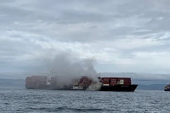 Khói bốc lên từ tàu Zim Kingston, ngoài khơi bờ biển Canada ngày 23/10/2021. (Nguồn: straitstimes.com)