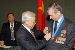 Tổng Bí thư Nguyễn Phú Trọng tặng Huy hiệu Bác Hồ cho Giáo sư-Tiến sỹ Vladimir Byanov, Chủ tịch Hội hữu nghị Nga-Việt, cựu chuyên gia Liên Xô tại công trình nhà máy nhiệt điện Phả Lại, nhân chuyến thăm chính thức Liên bang Nga, ngày 24/11/2014, tại Moskva