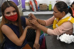 Nhân viên y tế tiêm vaccine ngừa COVID-19 cho người dân tại Amritsar (Ấn Độ), ngày 1/10/2021. (Ảnh: AFP/TTXVN)