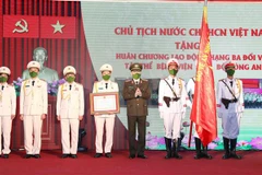 Đại tướng Tô Lâm - Ủy viên Bộ Chính trị, Bộ trưởng Bộ Công an trao Huân chương Lao động hạng Ba cho Bệnh viện 19-8 Bộ Công an. (Ảnh: Phạm Kiên/TTXVN)