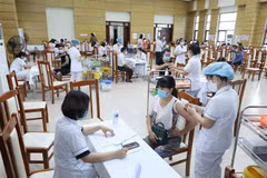 Tiêm vaccine phòng COVID-19 cho người dân tại Bệnh viện Đa khoa tỉnh Lạng Sơn. (Ảnh: Anh Tuấn/TTXVN)