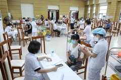 Tiêm vaccine phòng COVID-19 cho người dân tại Bệnh viện Đa khoa tỉnh Lạng Sơn. (Ảnh: Anh Tuấn/TTXVN)