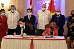 Bộ trưởng Ngoại thương và Đầu tư nước ngoài Cuba Rodrigo Malmierca Díaz và Bộ trưởng Bộ Xây dựng Nguyễn Thanh Nghị chứng kiến lễ ký Bản ghi nhớ giữa Tập đoàn du lịch Gran Caribe của Cuba và công ty City Land của Việt Nam về thành lập liên doanh trong lĩnh