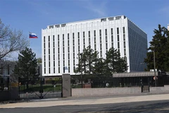 Quang cảnh bên ngoài Đại sứ quán Nga tại Washington, D.C. (Mỹ). (Ảnh: AFP/TTXVN)