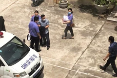 Ông Quang (góc phải) tại thời điểm Cơ quan điều tra Viện Kiểm sát nhân dân tối cao tống đạt quyết định khởi tố, bắt tạm giam nhóm cán bộ cấp dưới. (Nguồn: tuoitre.vn)