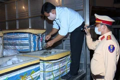 Lực lượng chức năng tỉnh Bạc Liêu kiểm tra các thùng xốp chứa tôm có tạp chất. (Ảnh: Trọng Nguyễn/TTXVN)